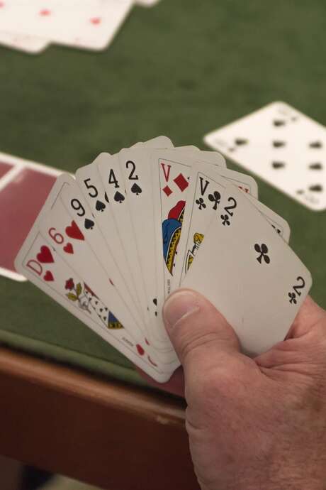 Moment convivial autour d'une belote