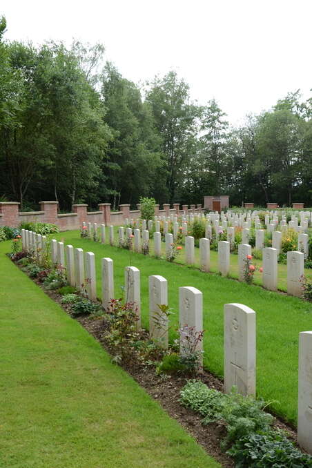 visite guidée du cimetière militaire du commonwealth