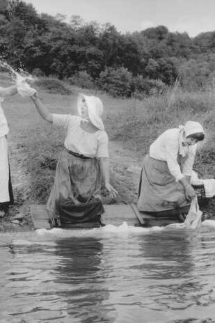 Village 1900 - grande lessive et et folklore
