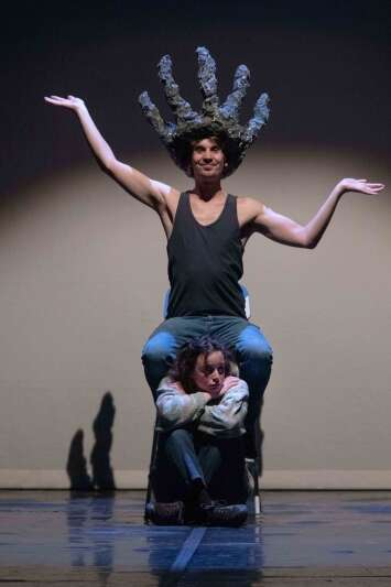 Theater und Gesang: Dominique ganz allein