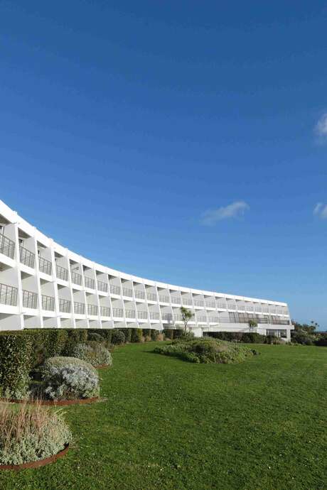 Les Incontournables : une architecture pour se ressourcer, le Sofitel (LSF : langue des signes )