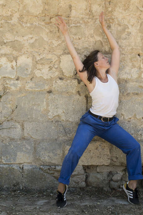 Surgir d’entre les murs