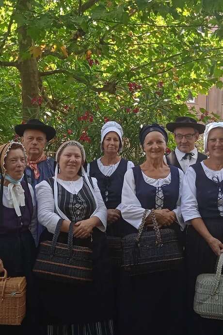 Déambulation de groupes folkloriques dans Collonges-La-Rouge