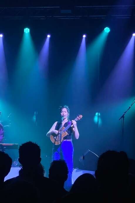 ANITA en concert pour le Folk Club de Cahors avec chanson pop électro