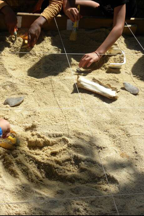 Les ateliers  enfants de la Maison du  Piage : "Atelier fouille et visite du Musée"