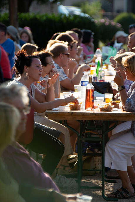 Marché gourmand et dansant sur l'île de la Bourgnatelle