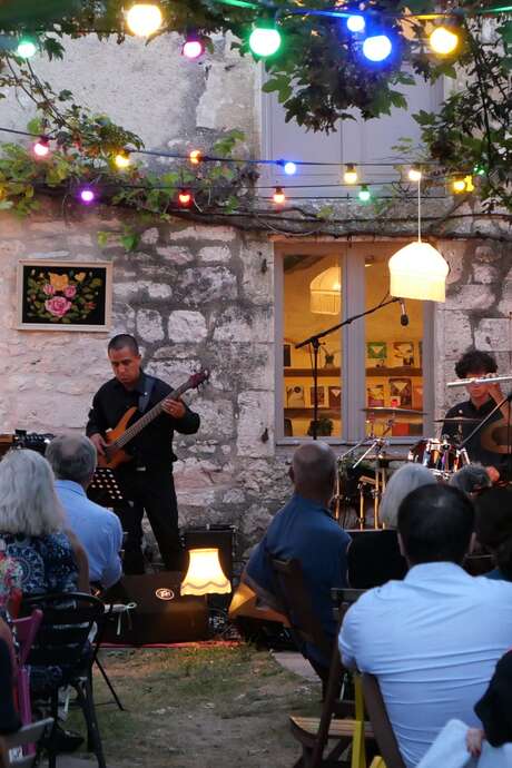 Les concerts de l'été dans le jardin de la librairie Livres Books & Co
