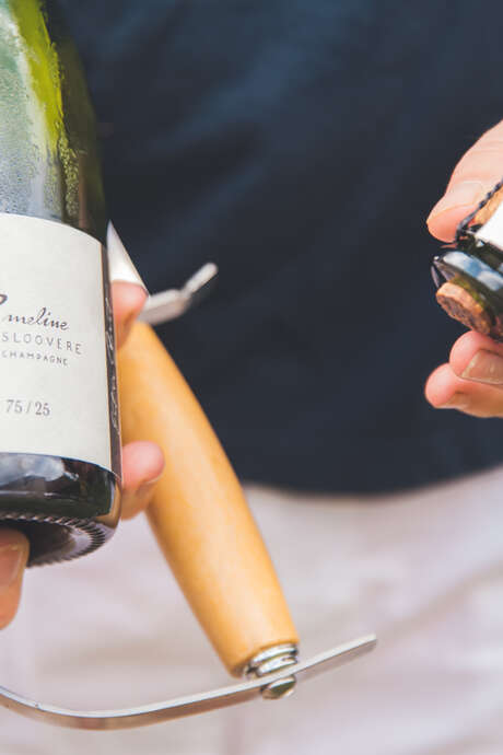 Vignobles en scène - l'Art du Sabrage chez Pressoria