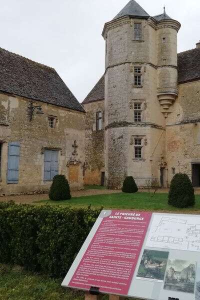 Visite du Prieuré de Sainte-Gauburge en compagnie d'un moine singulier