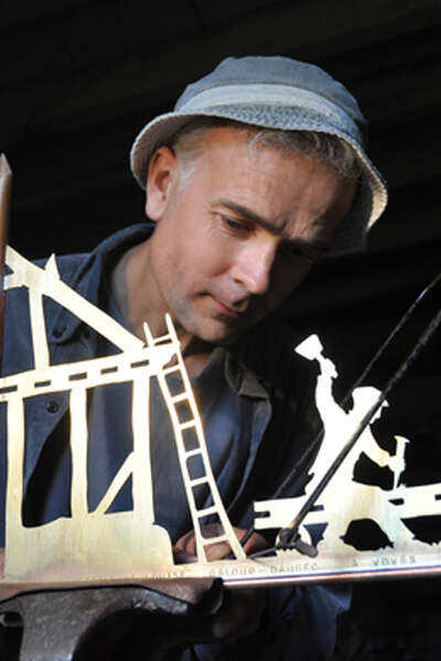 Ouverture des portes de l'atelier d'un fabricant de girouettes