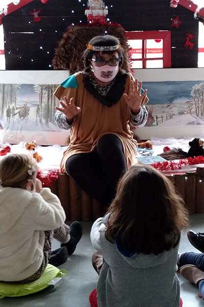 lecture de contes au coin du feu sous le tipi