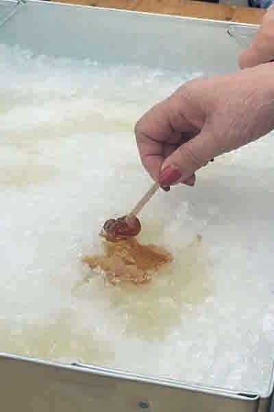 Sucettes tire d'érable sur neige