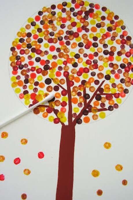 Atelier peinture d'arbres d'automne au coton-tige Atelier peinture d'arbres d'automne au coton-tige