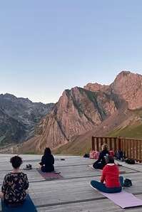 Yoga et lever de soleil au Col du Tourmalet