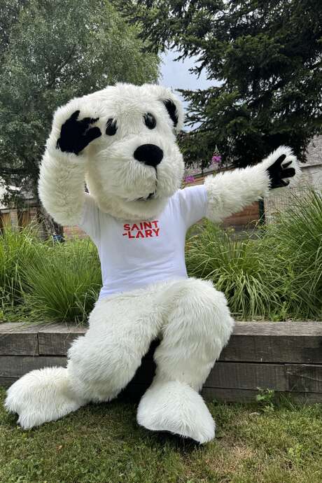 Visite de la Mascotte Patou à la Patinoire et dans les rues du village Visite de la Mascotte Patou à la Patinoire et dans les rues du village