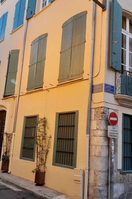 LES HÔTELS PARTICULIERS  DANS TROIS QUARTIERS
