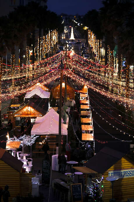 INAUGURATION DES CHALETS DE NOËL & SPECTACLE "LATINOS LOVERS"
