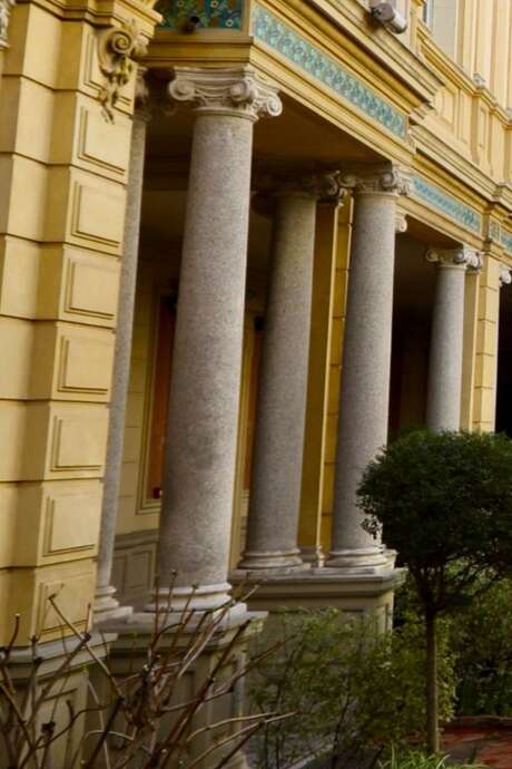 COLONNES, ENTRE SUPPORT ET DÉCOR