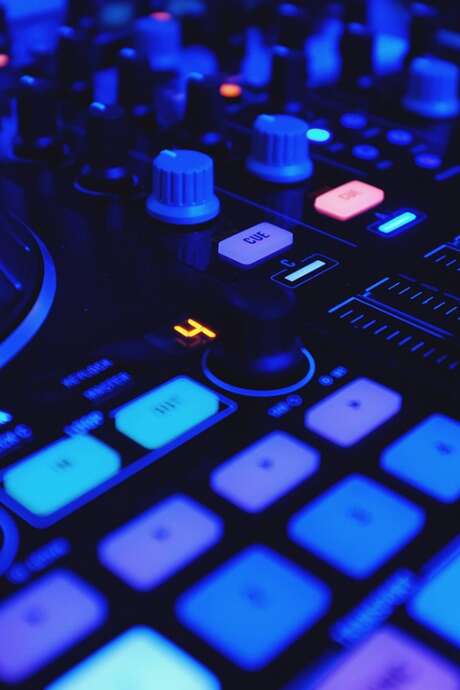 NOËL MAGIQUE AVEC DJ LE CHAT / BRASERO / CRAZY FAMILLE