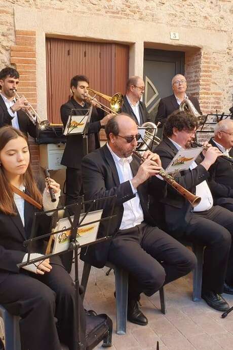 BALLADA AVEC LA COBLA LES CASENOVES