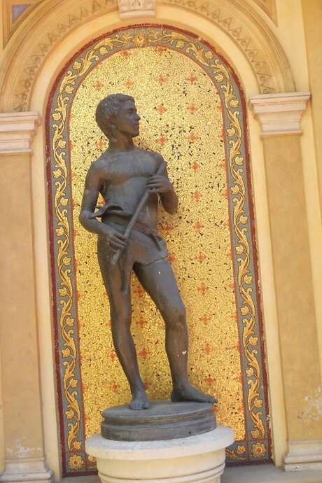 STATUES, LA VILLE RACONTÉE