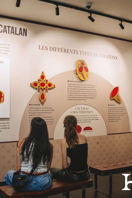 EN COULISSE VISITE GUIDÉE SUR L'HISTOIRE ET LA FABRICATION DU GRENAT CATALAN