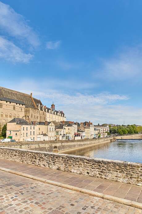 Conférence : "La mise en place d'une seigneurie châtelaine à Laval au XIe siècle"