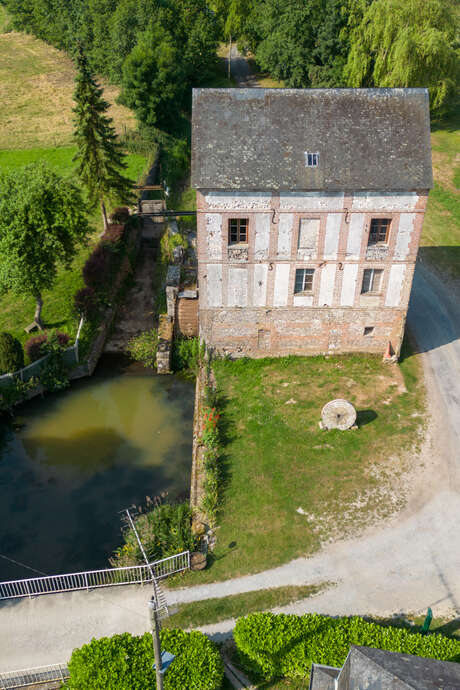 Pierres en Lumières 2025 au Moulin de l'Arbalète à SAINT-MACLOU DE FOLLEVILLE