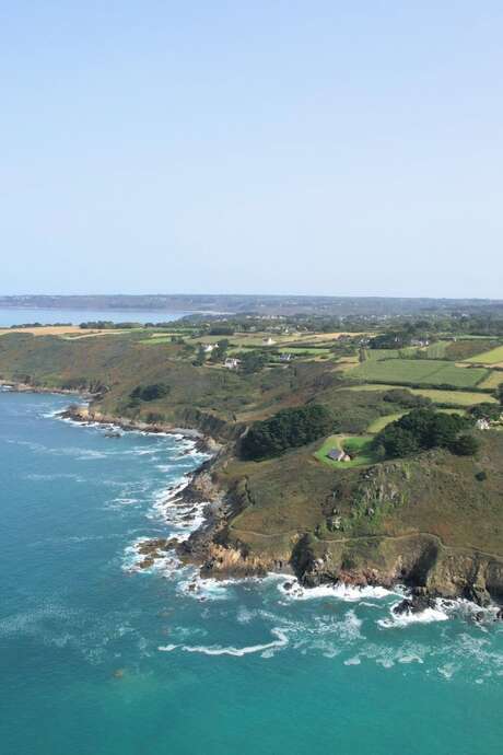 La côte de Locquémeau vue de la mer