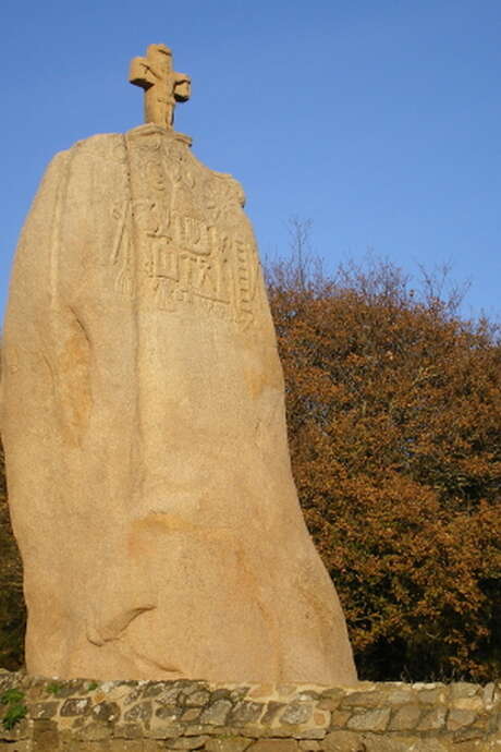 Autour du menhir de Saint Duzec