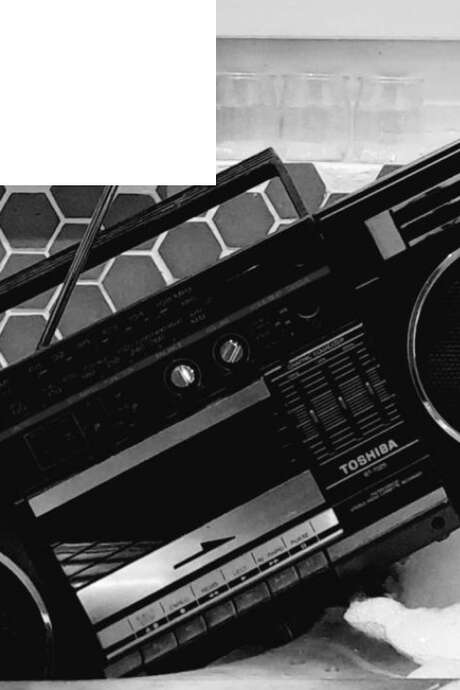 Dis, t'as pensé à éteindre la radio?