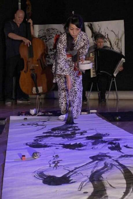 Performance en direct : Caligraphie et percussion à la Librairie- Café l'Autre Rive à Berrien.