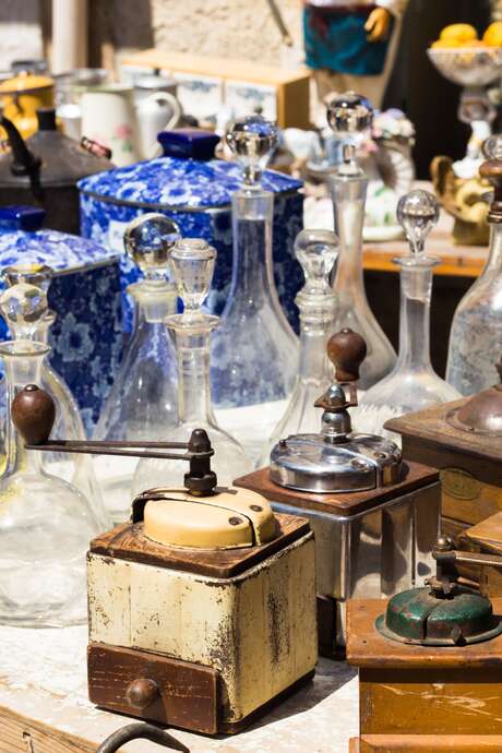 Brocante professionnelle - Place du Meneyer