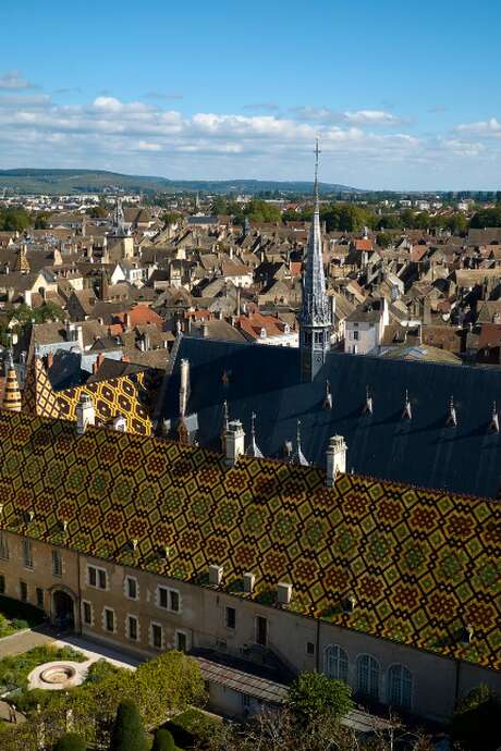Hôtel-Dieu - Hospices de Beaune
2026 - MOUVEMENT(S)
[RANDO-VÉLO] De Beaune à Meursault sur les traces de "La Grande Vadrouille"