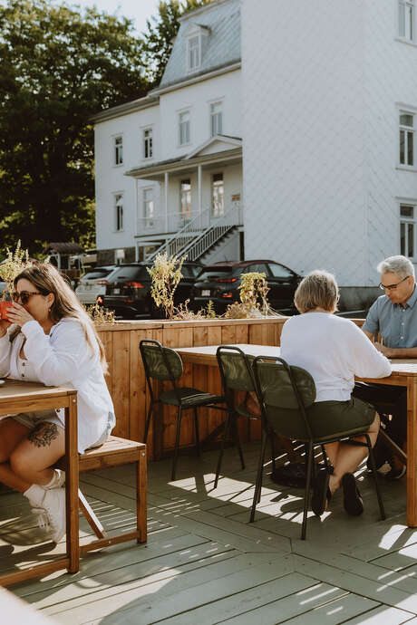 Le Perpétuel, café de village
