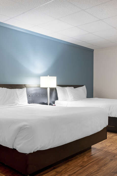Econo Lodge Inn & Suites