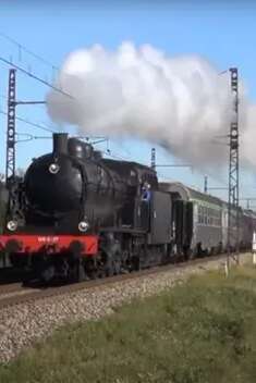 Un train à vapeur en gare