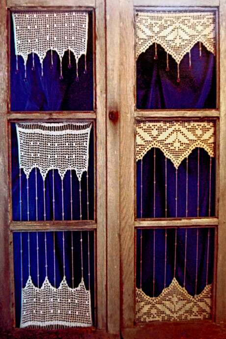 Stage de rideaux de dentelle au crochet