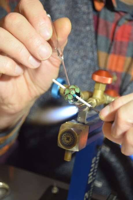 Démonstration - fabrication de perles d'art en verre à l'atelier du 5