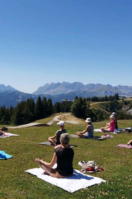 Séance de yoga en altitude - Face au Mont-Blanc