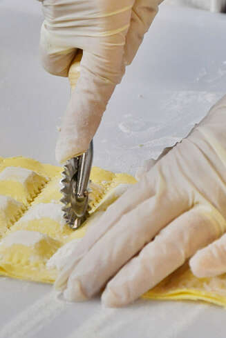 Atelier de fabrication des raviolis au Citron de Menton