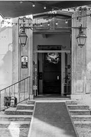 Il étouffe des perroquets