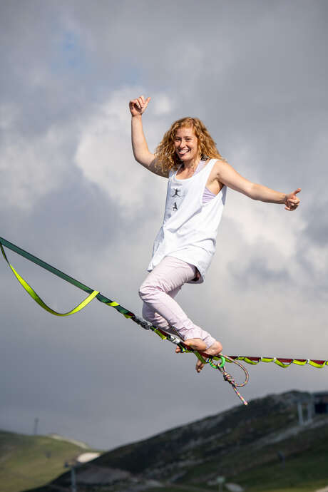 Iniziazione alla slackline sull'acqua