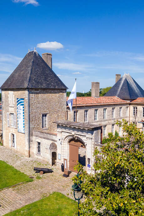 La petite escale de l'Arsenal : espace jeux et détente dans la cour du musée