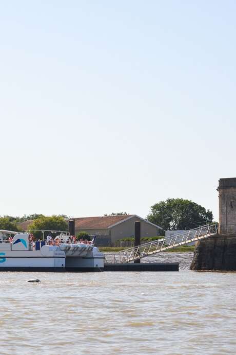 Fée des Îles cruises by Interîles Company : Saint-Nazaire/Charente - Fort Boyard