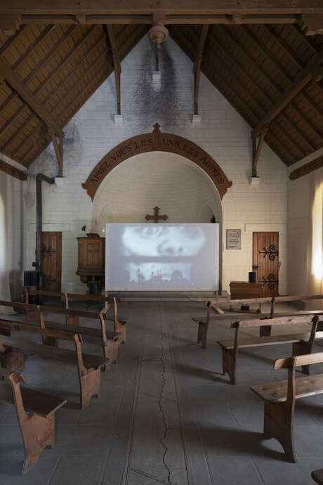 Projection du film Psychopompe de Camille Henrot - Biennale Artocène