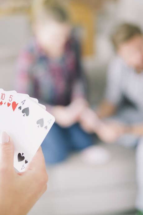 Les amis du jeu et cartes en scène