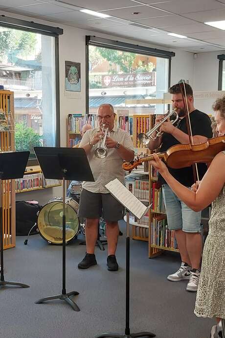 Présentation des instruments de musique à la bibliothèque