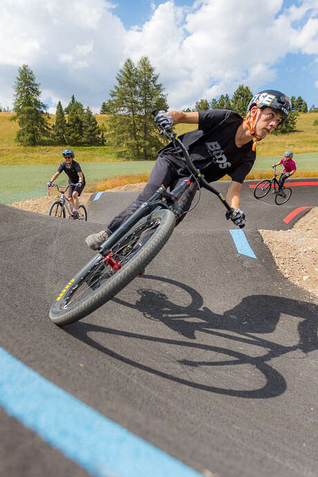 Session pumptrack déguisée avec la team Planète Ride