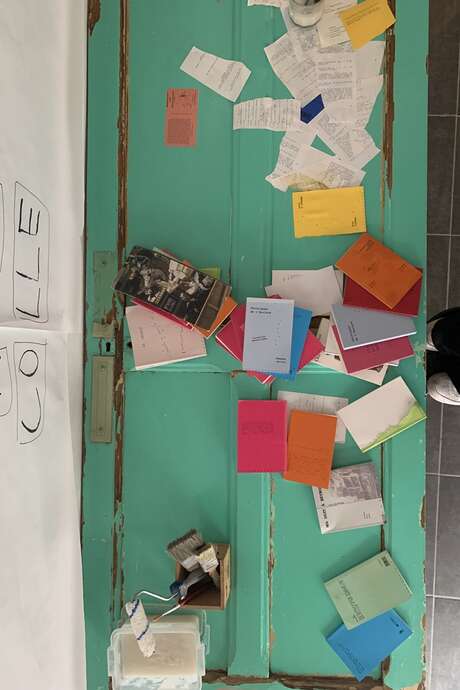 Performance éditoriale des Bras Nus par le groupe d'intervention poétique Les Marquises